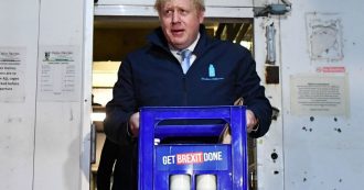 Copertina di Elezioni Regno Unito, Johnson si nasconde in una cella frigorifera per evitare le domande di un giornalista