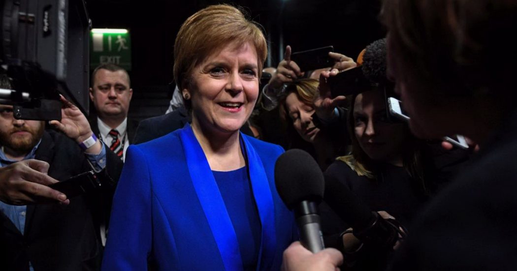 Torna in Parlamento la ex Premier scozzese Nicola Sturgeon, arrestata e poi rilasciata senza incriminazione