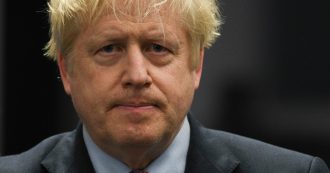 Copertina di Gran Bretagna, si dimette membro del governo di Boris Johnson: “Ha palpeggiato due uomini in un club”