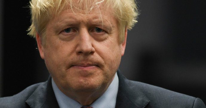 Gran Bretagna, si dimette membro del governo di Boris Johnson: “Ha palpeggiato due uomini in un club”