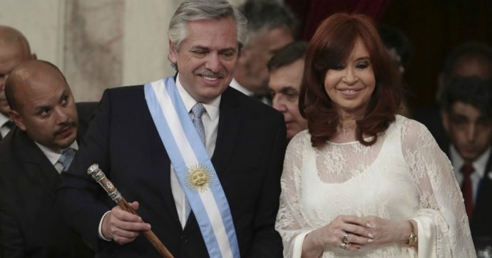 Argentina, i peronisti tornati al governo ereditano un’economia a pezzi. E al Fmi chiedono pazienza