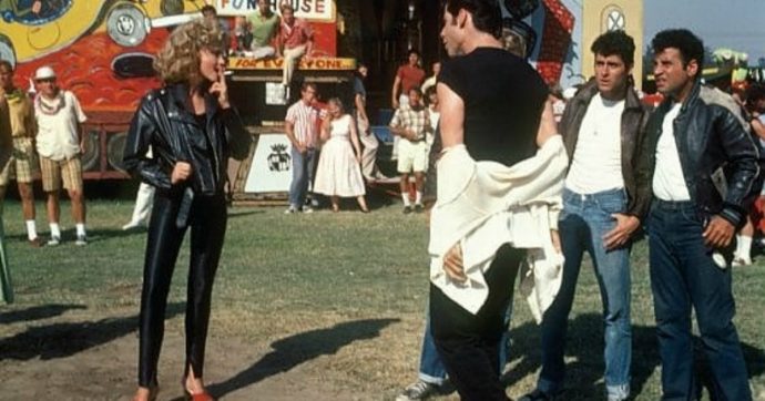 Grease, Olivia Newton-John mette all’asta la giacca di pelle di Sandy: un milionario la compra e gliela restituisce