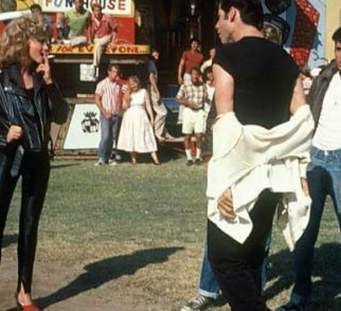 Grease, Olivia Newton-John mette all’asta la giacca di pelle di Sandy: un milionario la compra e gliela restituisce