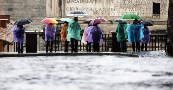 Maltempo, tempesta di Santa Lucia su Nord e Centro Italia: scuole chiuse a Roma e Napoli. Neve a Milano e Torino