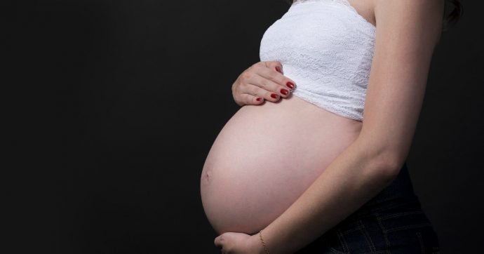 Coronavirus, tra i contagi in Italia anche una donna incinta. Virologo: “Non ci sono prove di trasmissione al feto in gravidanza”