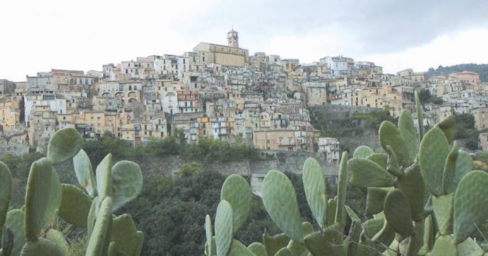 Calabria, un pianeta chiamato “restanza”