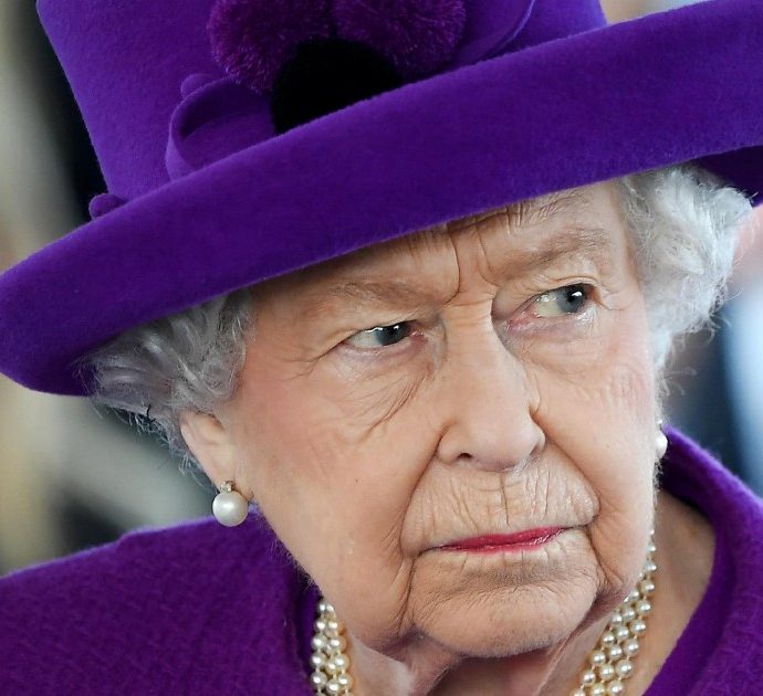 Coronavirus, la regina Elisabetta decide di indossare guanti durante un evento a Buckingham Palace: “Rischio contagio”