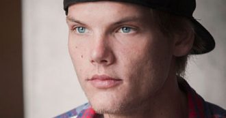 Copertina di La morte di Avicii definita da David Guetta “un campanello d’allarme”: perché la salute fisica e mentale dei dj è a rischio