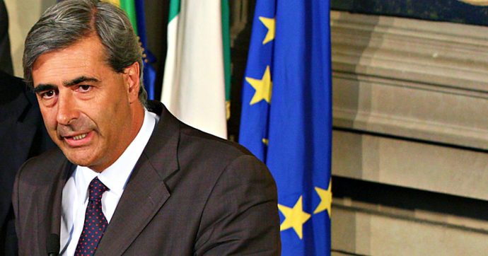 ‘Ndrangheta, il presidente della Valle d’Aosta si è dimesso. “Fotografato mentre entrava nel ristorante di un boss per parlare di elezioni”