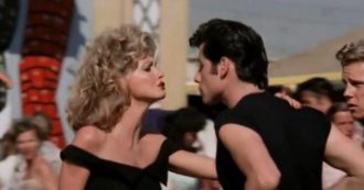 Copertina di Olivia Newton-John, l’iconica Sandy di Grease che ha segnato l’estetica di un’epoca: dalla “sfida” con Madonna all’Eurovision, tutto quello che (forse) non sapete su di lei