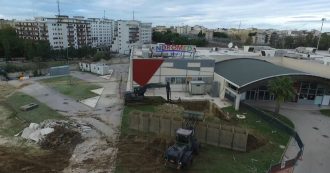 Copertina di Brindisi, l’esercito disinnesca una bomba nel cantiere di un cinema: le immagini. È la più grande evacuazione della storia in Italia