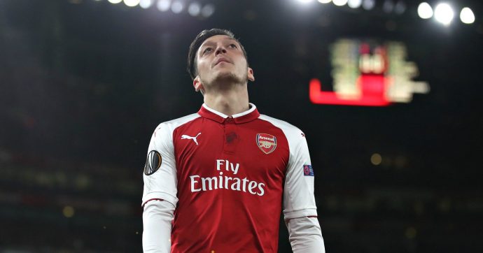 Cina, Mesut Özil pubblica un tweet contro la persecuzione degli uiguri: la tv di Stato cancella il match Arsenal-Manchester City