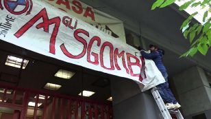 Copertina di Sardine, l’assemblea a porte chiuse dopo piazza San Giovanni: all’ingresso lo striscione “Abbasso gli sgombri”