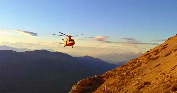 Alpi Apuane, escursionista esperto muore dopo essere precipitato nel vuoto per 50 metri