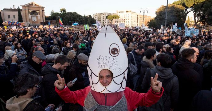 La piazza senza testa che spaventa pure i vip