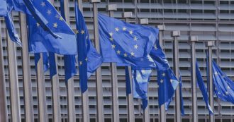 Copertina di Whistleblowing, entra in vigore la direttiva Ue per proteggere i dipendenti che svelano malaffare e corruzione nelle loro aziende