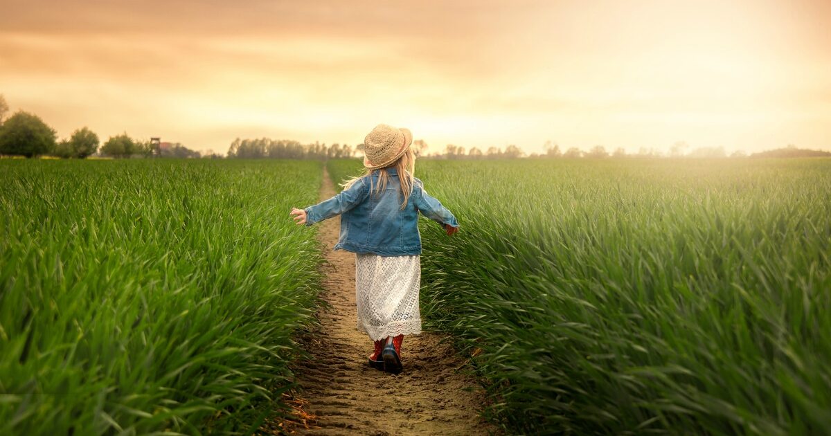 Bambina di 2 anni cade nello stagno davanti a casa il giorno di Natale e muore: “L’abbiamo persa di vista pochi secondi, quei secondi in cui è uscita da sola”