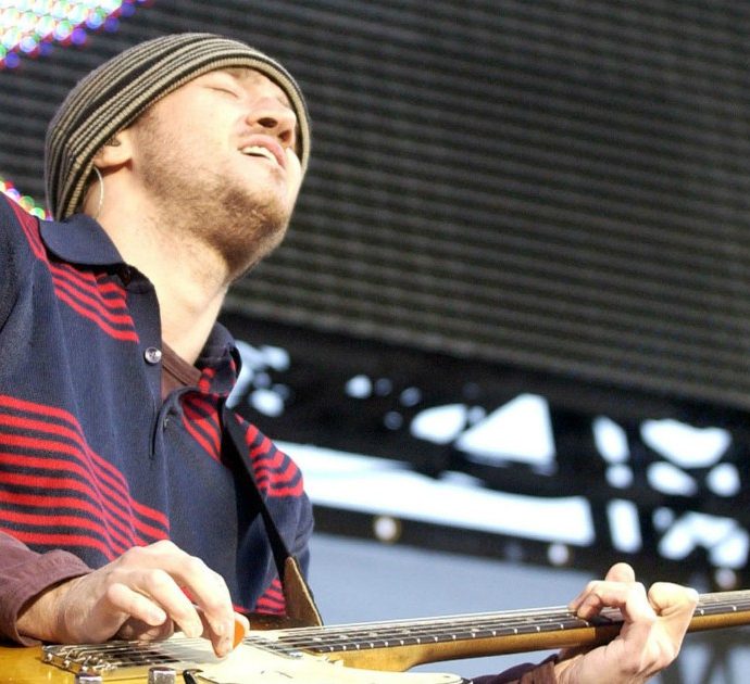 Red Hot Chili Peppers, John Frusciante ritorna nel gruppo: la “maledizione” della band con i chitarristi