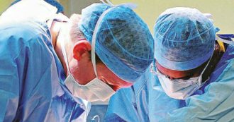 Copertina di Ossa del volto fratturate dopo tuffo dagli scogli, i chirurgi di Treviso “riparano” la faccia di un 24enne