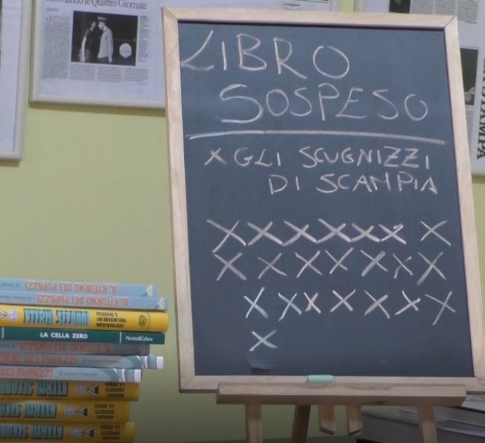Napoli, a Scampia arriva il libro sospeso: “In un anno distribuiti più di 830 volumi ai ragazzi. Cerchiamo di portare cultura lì dove c’era droga”