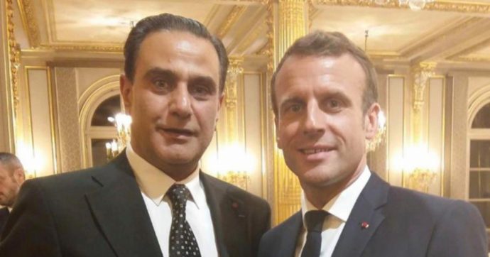 Antisemita a corte: foto con Macron imbarazza l’Eliseo