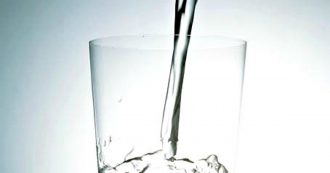 Copertina di Acqua minerale, italiani campioni in Europa per consumo di bottiglie: inutile spendere soldi e inquinare, quella del rubinetto è migliore