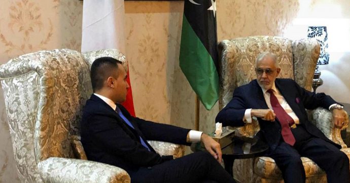 Di Maio vola in Libia e parla con al-Sarraj e Haftar: vuole arrivare a un rapido cessate il fuoco e proporre l’Italia come mediatore