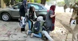 Copertina di Le eroine di Nuova Delhi: cinque donne affrontano la polizia per fare da scudo a un amico. Il video che sta facendo il giro del mondo