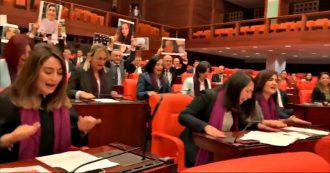 Turchia, le parlamentari intonano il canto femminista cileno “El violador eres tú” in Aula