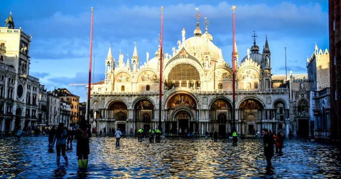 Venezia, Mose attivato (per ora) solo con alta marea e barriere per San Marco in ritardo: perché la Basilica sarà sott’acqua fino al 2021