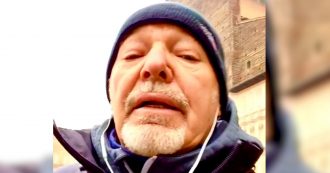 Copertina di Vasco Rossi a spasso in incognito a Bologna canta “Sto pensando a te”: il video da piazza Maggiore
