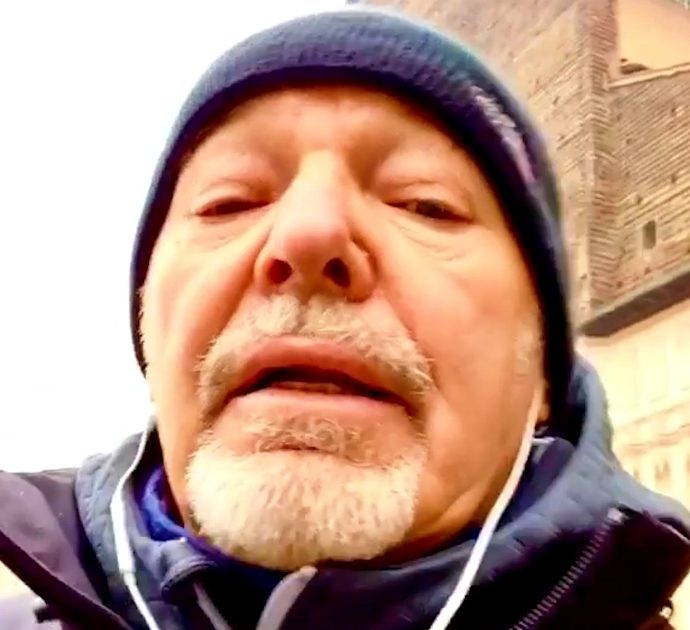 Vasco Rossi a spasso in incognito a Bologna canta “Sto pensando a te”: il video da piazza Maggiore