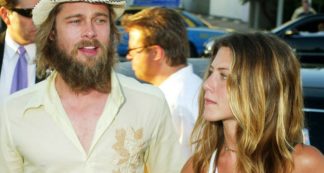 Copertina di Brad Pitt va alla festa di Natale di Jennifer Aniston: è (finalmente) ora del ritorno di fiamma?