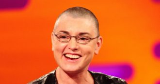 Copertina di Sinead o’Connor torna in Italia in tour. E a FQMagazine ha detto: “Vivo facendo quello che amo, una gioia in un’epoca in cui è un lusso anche avere un lavoro”