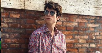 Copertina di Claudio Cecchetto, il figlio Jody si racconta a FQMagazine: “Così ho rifatto il suo Gioca Jouer per le nuove generazioni”