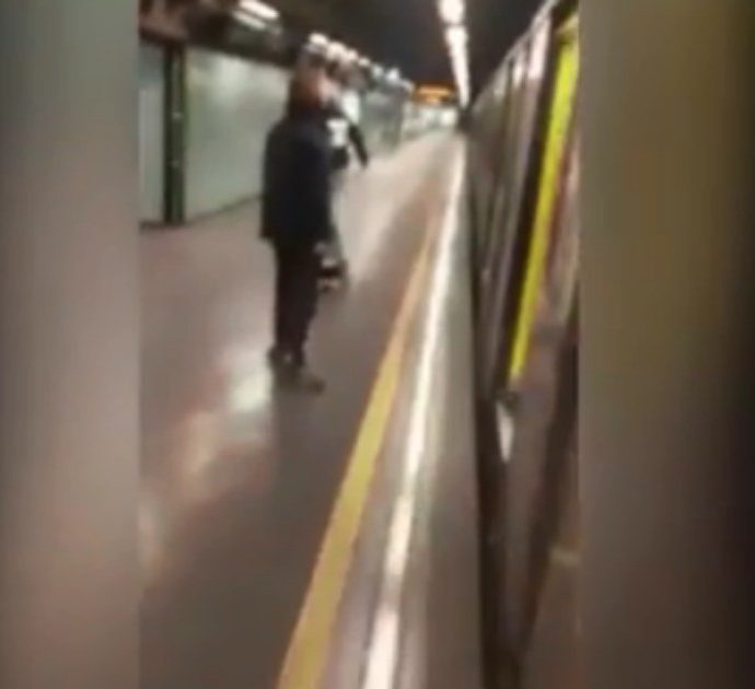 Metroman si esibisce in metro a Napoli ma interviene la sicurezza: costretto a scendere dal treno e allontanato