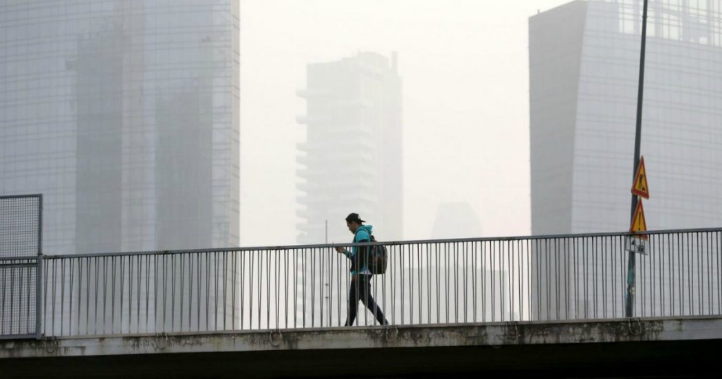 “Obiettivi Ue sulla qualità dell’aria rinviati al 2040? Rischio di 100mila morti in Italia”: lo studio indipendente. Cosa dice la direttiva europea