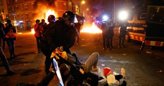 Copertina di Barcellona, scontri in strada tra indipendentisti e polizia durante ‘El Clasico’: “Oltre 40 feriti e 9 arresti”