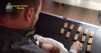 Copertina di Sisma 2016, 51 lingotti d’oro con i fondi per l’accoglienza: nascosti sotto al letto di un indagato. Il video del ritrovamento