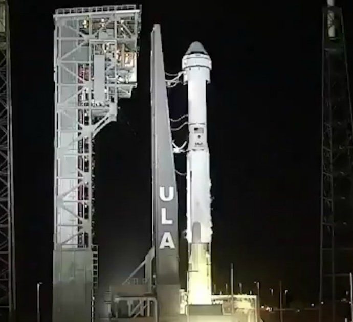 Missione fallita: 166 capsule con le ceneri di defunti disperse nel Pacifico dopo l’incidente della navicella spaziale “Mission Possible”