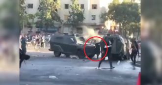 Copertina di Cile, manifestante schiacciato tra due camionette della polizia: il video degli scontri