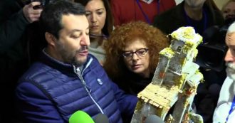 Salvini si presenta dai giornalisti col presepe in mano: “Mi hanno regalato anche quattro canne da pesca”