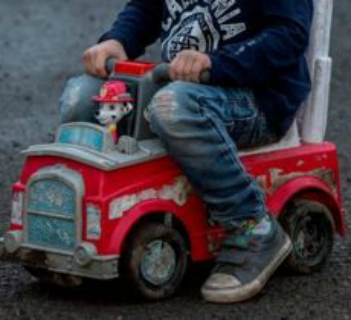 Papà si sente male, il figlio di tre anni esce in strada con il suo camion giocattolo e dà l’allarme salvandogli la vita