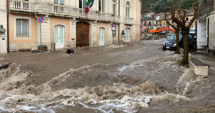 Maltempo, uomo di 62 anni muore schiacciato da un albero caduto a Napoli. Ancora allerta meteo in 11 regioni