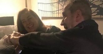 Copertina di Lamberto Sposini, lo scatto dell’abbraccio con Cesara Buonamici commuove i fan