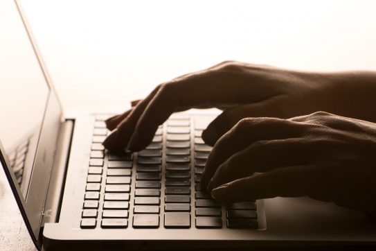 Pedopornografia, arrestato 56enne a Lucca: aveva migliaia di file con bambini tra i 3 e i 14 anni