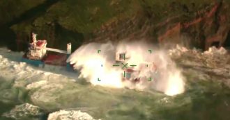 Copertina di Maltempo in Sardegna, la furia delle onde contro la nave mercantile incagliata sugli scogli: le immagini dall’elicottero