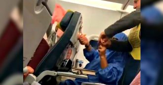 Copertina di Panico in volo, sostiene di essere una terrorista poi minaccia di far esplodere l’aereo: le immagini