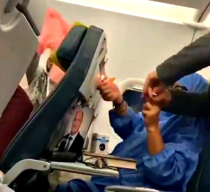 Panico in volo, sostiene di essere una terrorista poi minaccia di far esplodere l’aereo: le immagini