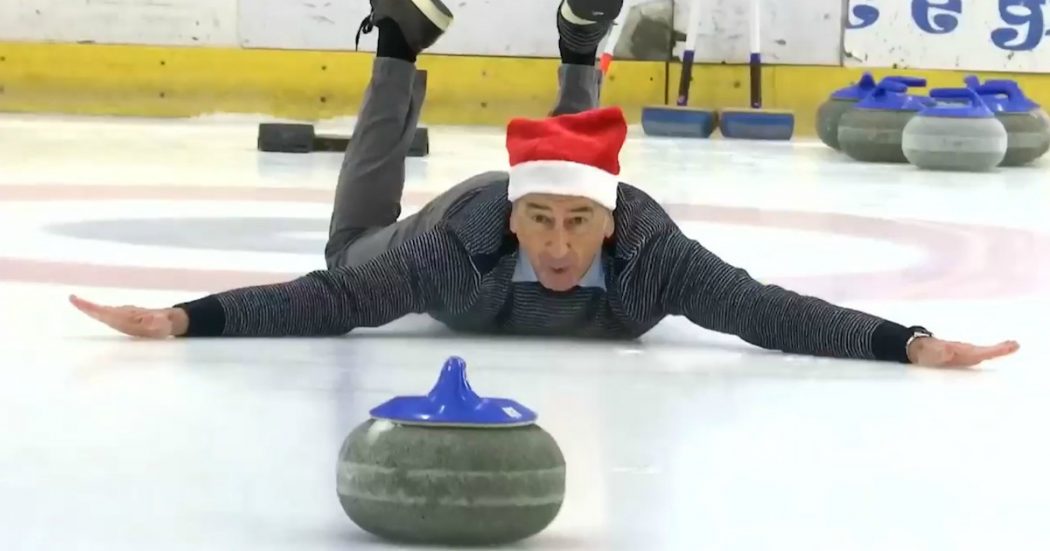 Beppe Sala gioca a curling con Geppi Cucciari, Giacomo e Giovanni. Il video di Natale (con scivolone) del sindaco: “Auguri a tutti gli umani”
